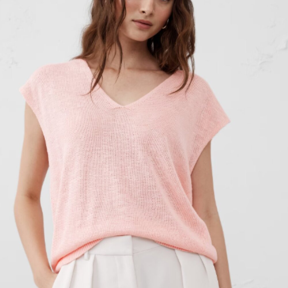NWT Banana Republic Light Pink Lightweight V-neck Sweater Vest Top NEW Women M